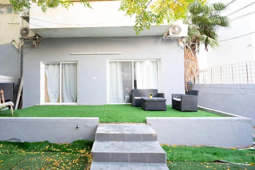 3 Bedrooms With A Garden Apartment Tel Aviv